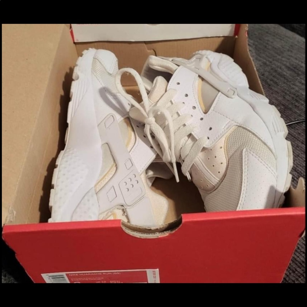 Nike huaraches woman’s size 7.5